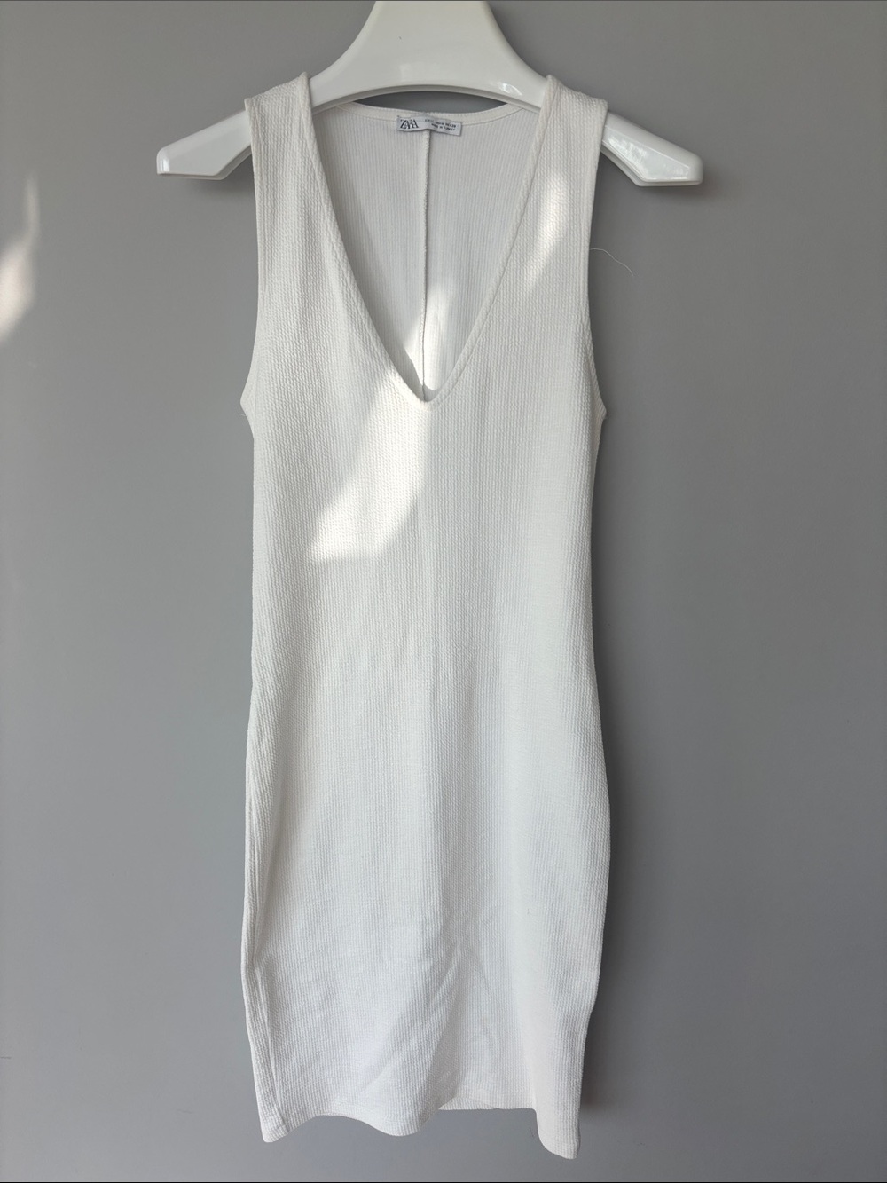 Zara White Sleeveless V-Neck Knit Sheath Dress